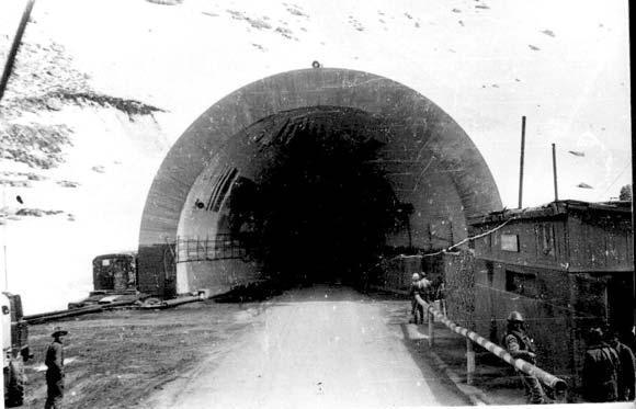 Афганистан, горная гряда Гиндукуш, район тоннеля Саланг (январь 2002 г.) Афганистан, горная гряда Гиндукуш, район тоннеля Саланг (январь 2002 г.)